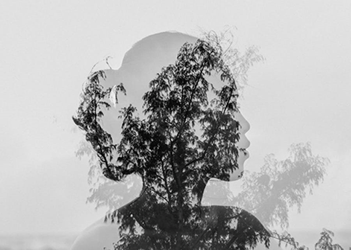 Photo d'une femme de profil en noir et blanc